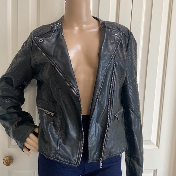 Xhilaration Womens L/XL Black Faux Leather Moto Jacket. Zipper front and 2 pocke - Picture 6 of 14